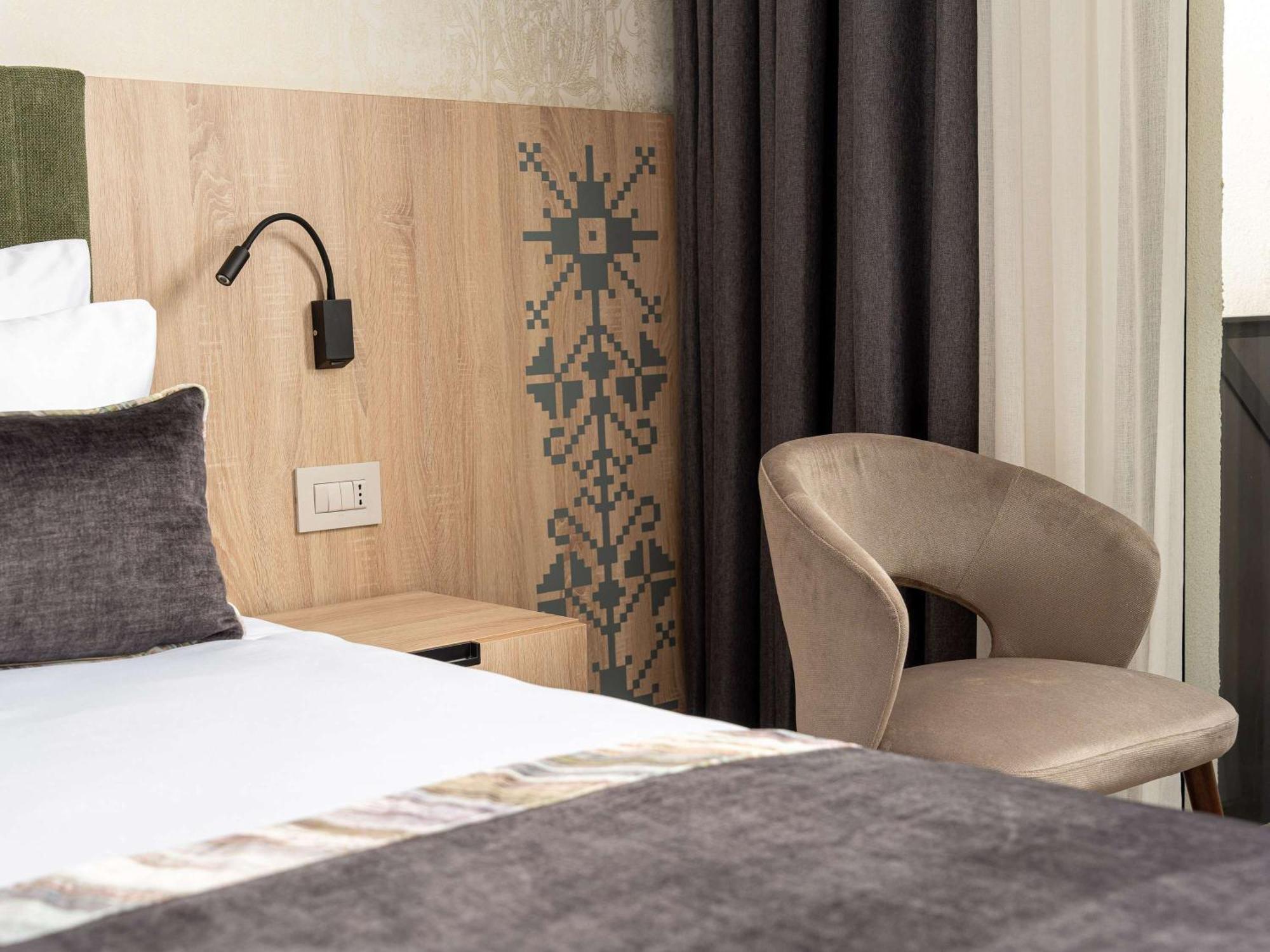 Mercure Conacul Cozieni Pasarea Esterno foto